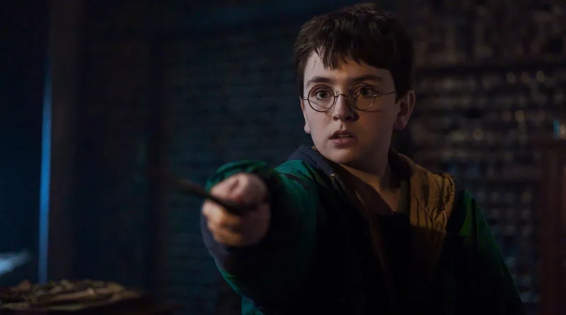 Un joven Harry Potter apuntando con su varita mágica en la nueva serie de Harry Potter.
