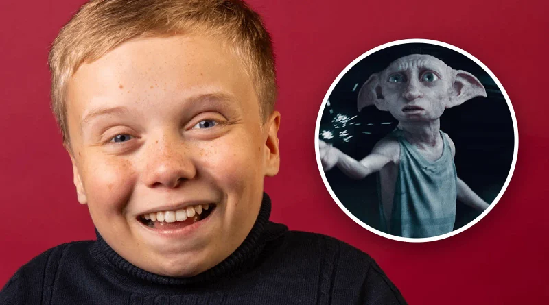 Retrato del joven actor Lenny Rush sonriendo junto a un círculo superpuesto que muestra al elfo Dobby de las películas de Harry Potter haciendo magia con chispas en los dedos.