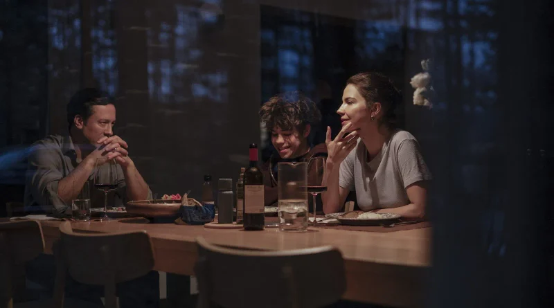 Fotograma de la película Minotauro que muestra a una familia cenando en un ambiente íntimo y oscuro.