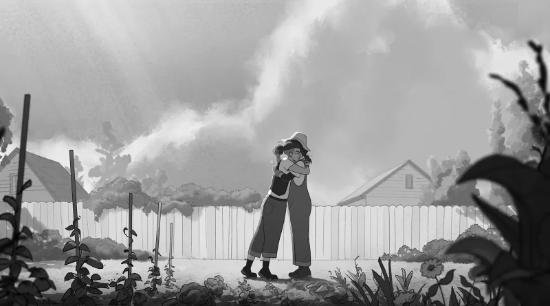 Fotograma panorámico en blanco y negro de la película Tangles, mostrando el mismo abrazo de la imagen anterior en un jardín con una valla de madera blanca, casas y vegetación bajo un cielo nublado dramático.