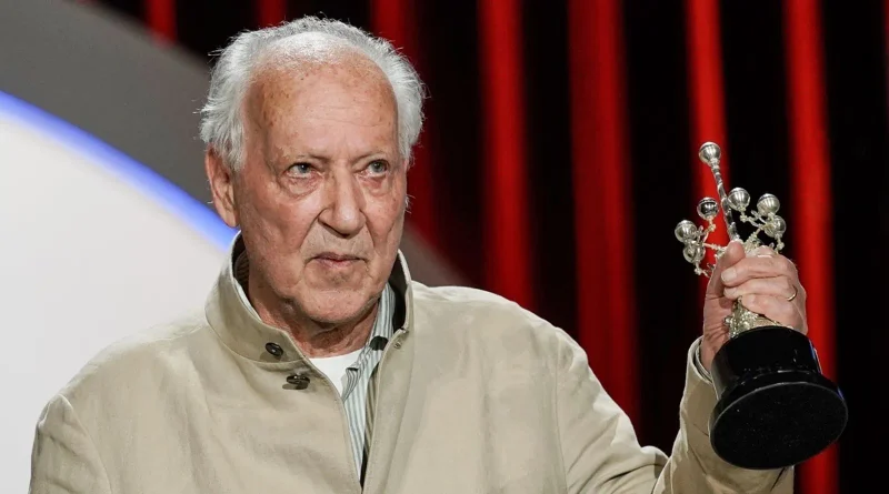 Werner Herzog sosteniendo en alto el Premio Donostia sobre el escenario del festival.