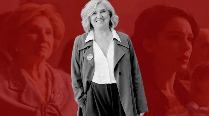 Retrato en blanco y negro de Ana Wagener sonriendo sobre un fondo rojo con rostros difuminados.