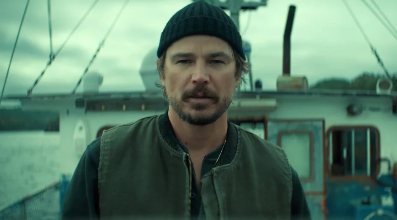 Josh Hartnett caracterizado como un pescador en su barco en una escena de Bajo la superficie (Below).