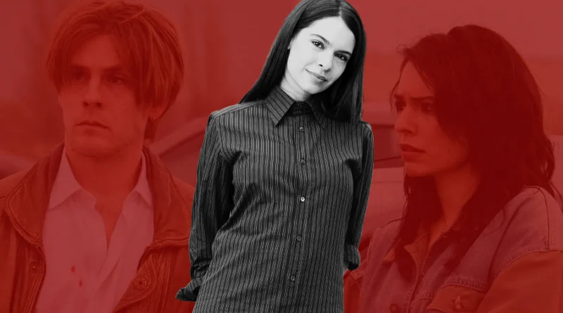 Composición fotográfica de la actriz Claudia Traisac en blanco y negro, destacando en primer plano con una camisa a rayas, sobre un fondo teñido de rojo que muestra las figuras difuminadas de un hombre y una mujer con expresiones serias.