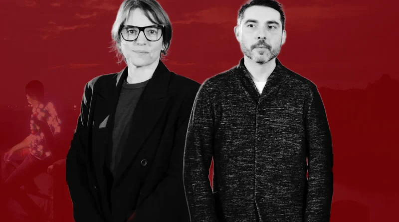 Retrato frontal de Mariona Viader y Javier H. Estrada, codirectores de la Seminci. Una mujer con gafas gruesas y un hombre con barba posando sobre un fondo rojo vibrante.