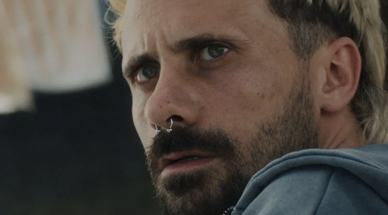 Primer plano del actor Oriol Pla con rostro preocupado en una escena dramática de Esta soledad.