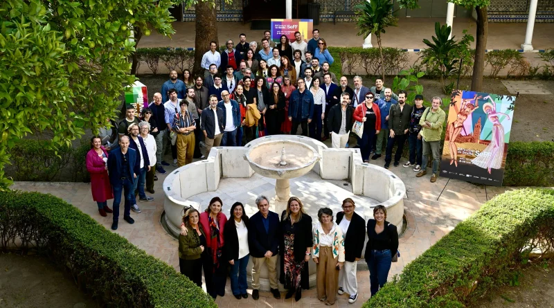 Gran foto de familia con cineastas, equipos y organizadores en la presentación de la programación andaluza del Festival de Sevilla.