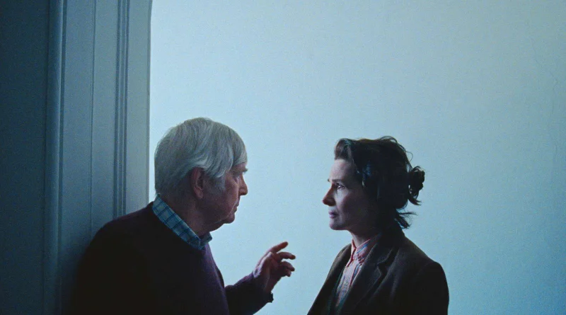 Tom Courtenay y Juliette Binoche manteniendo una conversación tensa frente a frente en un espacio vacío en Queen at Sea.