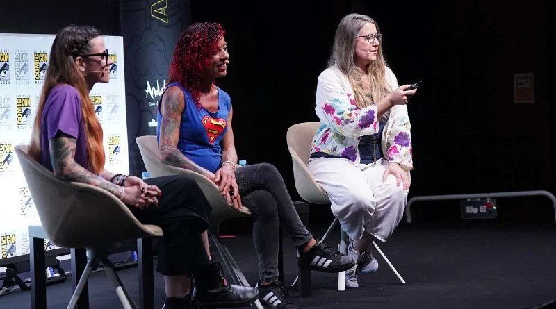Las profesionales de efectos visuales sentadas en el escenario mientras una de ellas interviene usando un puntero.