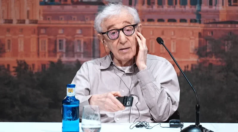 El director Woody Allen prestando atención durante su comparecencia en la rueda de prensa celebrada en Madrid.